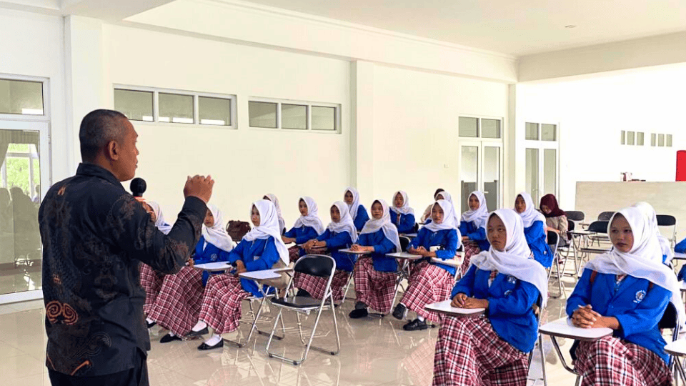 Siswi SMK Yadika Laksanakan Outing Class ke Kampus INSTIDLA